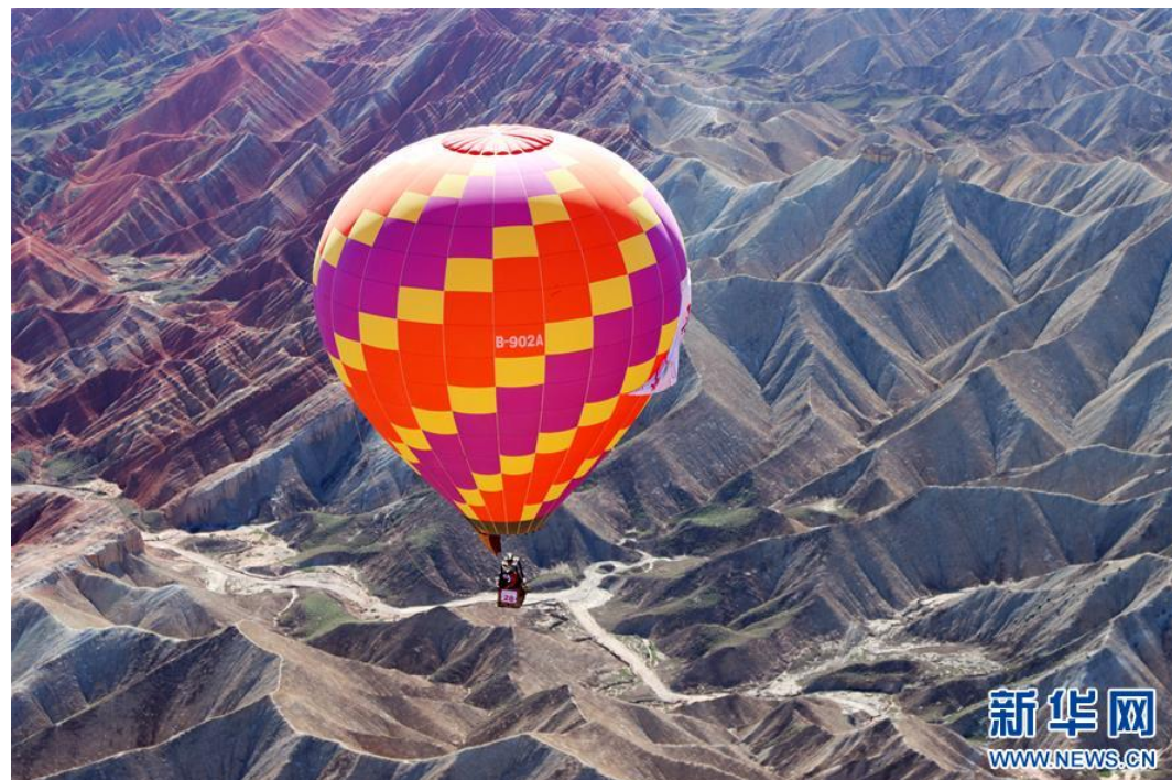 美如画无人机角度俯瞰热气球与彩虹山